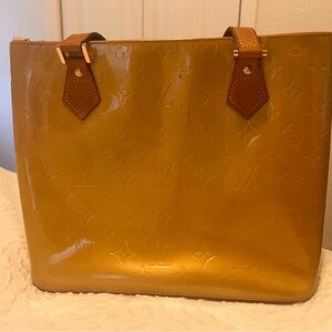 Louis Vuitton Vernis Tote (minor peeling inside) 13”Wx10”H